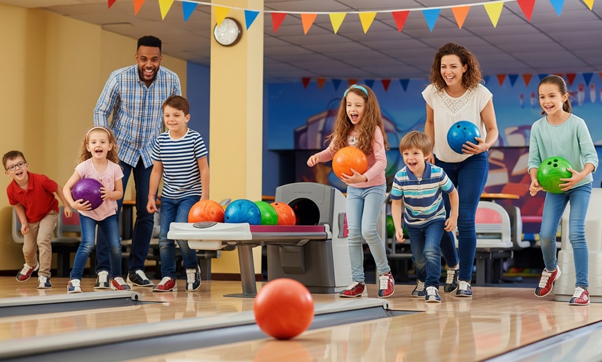 Image 1: 1 oder 2 Std. Bowling auf einer Bahn für 8 Personen inkl. Leihschuhe