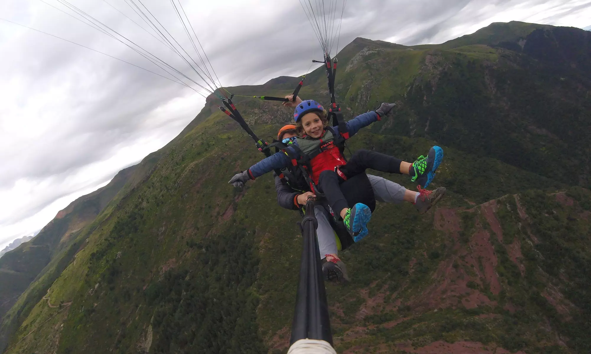 Vuelo en parapente desde el despegue oficial más alto de España