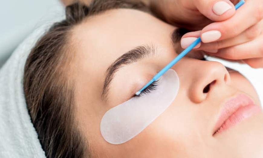 Image 3: Lifting y tinte de pestañas con opción a diseño de cejas y laminado