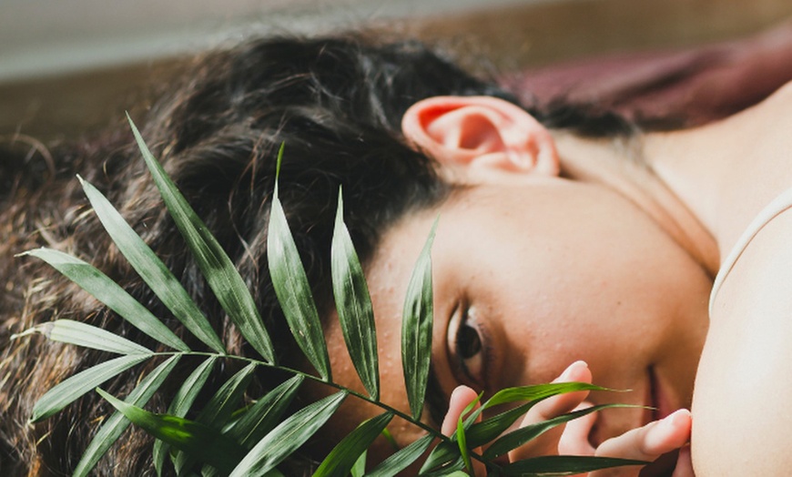 Image 1: Masaje capilar booster o con limpieza facial incluida