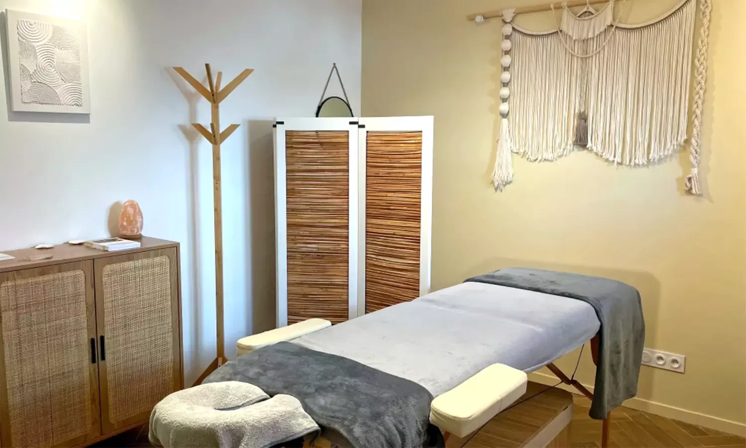 Massage du corps d'1h au choix : relaxant, huiles chaudes, bougie ou aromathérapie (jusqu'à 46% de remise) - Primary Image