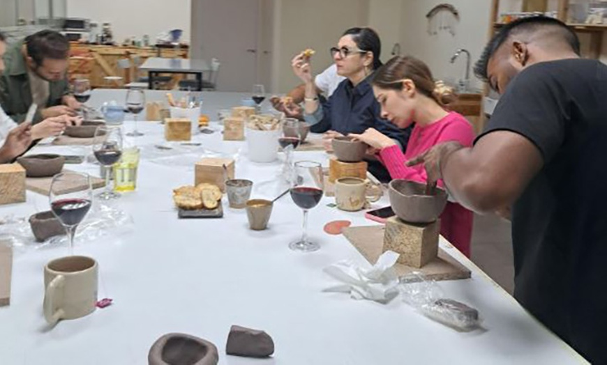 Image 2: Crea y decora tu propia pieza de cerámica más barra libre de vino