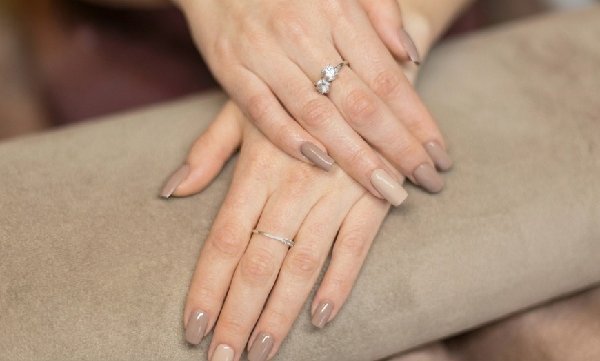 Image 2: Kosmetische Maniküre und / oder Pediküre mit Schellack oder Gellack