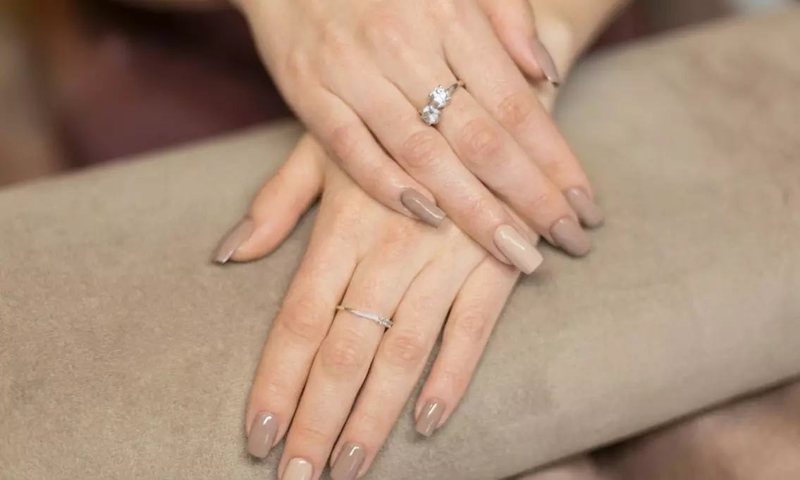 Kosmetische Maniküre und / oder Pediküre mit Schellack oder Gellack