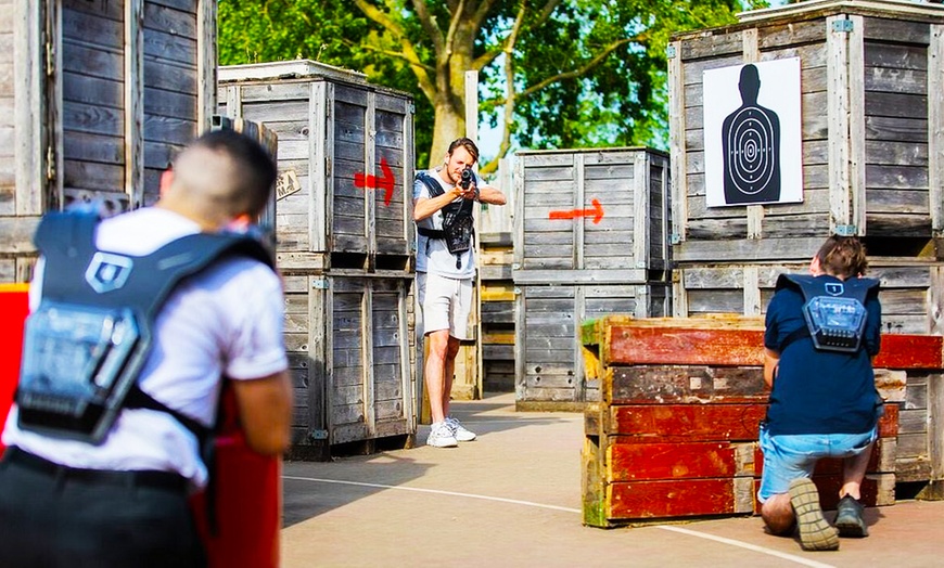 Image 1: Knallen maar: ga de strijd aan in een 900 m² lasergame-arena 