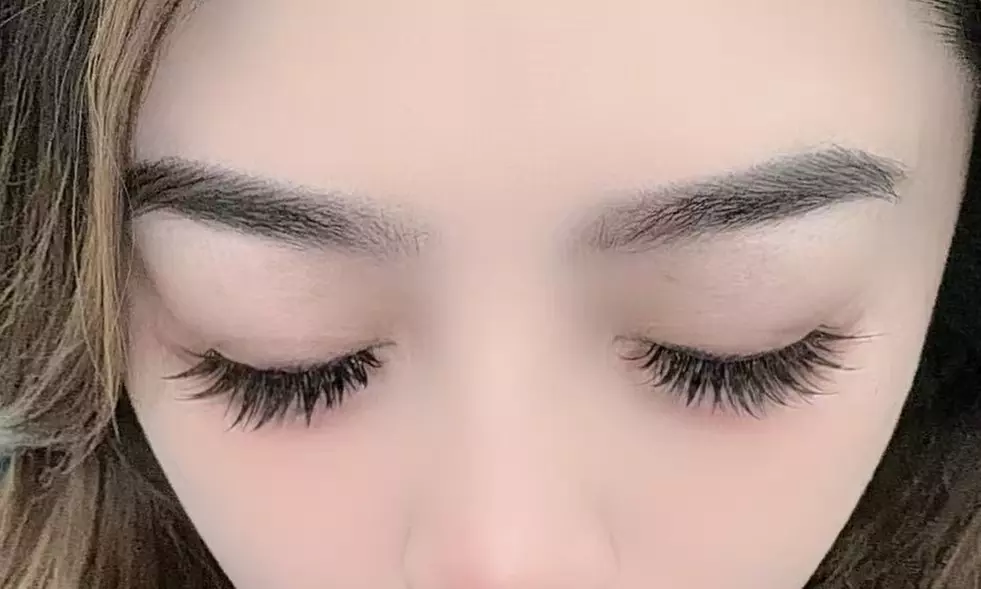 Deluxe Gel Mani w/ Cateye & Oil Hand Massage, Lash Lift or Extensions