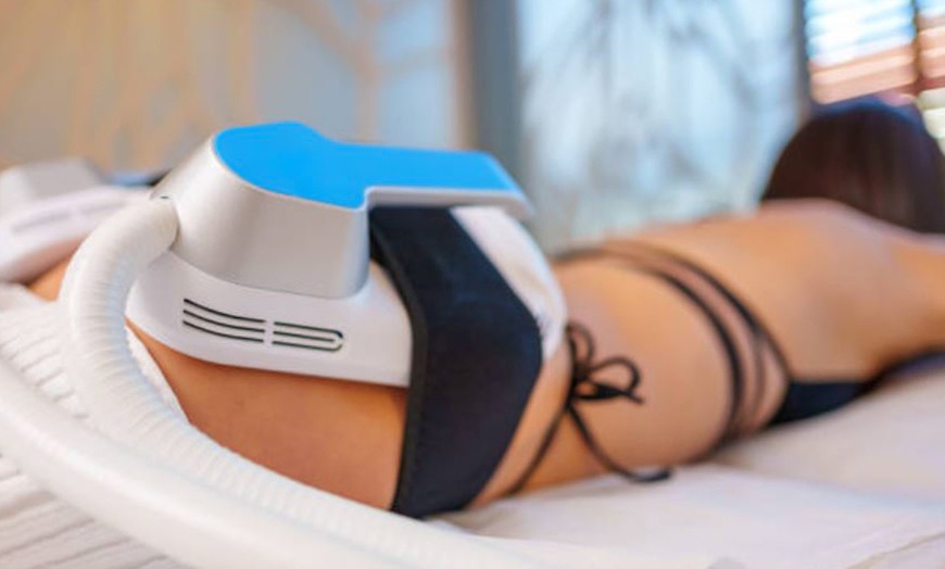 Image 2: 3 o 6 sesiones de tratamiento remodelante y push up en 1 zona a elegir