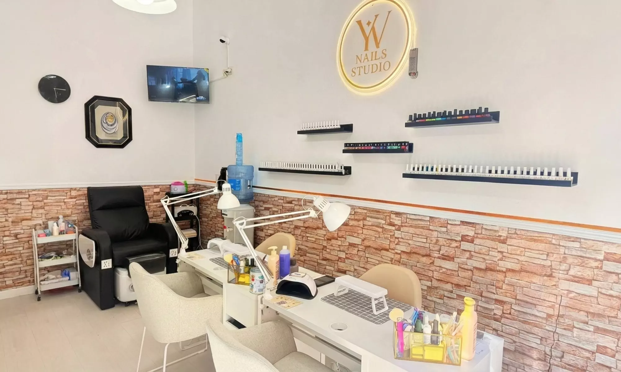 Sesión de manicura, pedicura o manipedicura con esmaltado a elegir