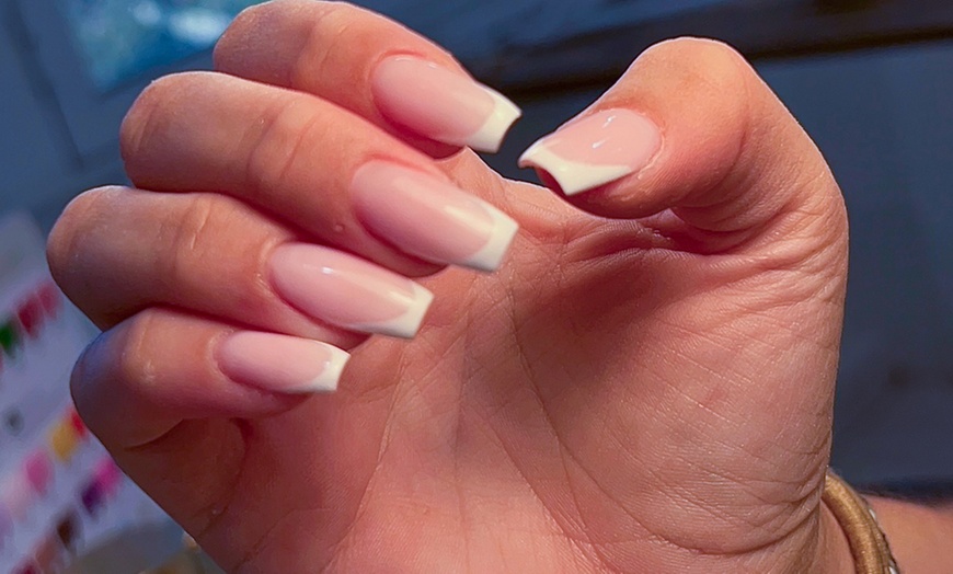 Image 7: Pose de vernis semi-permanent sur les mains et/ou les pieds