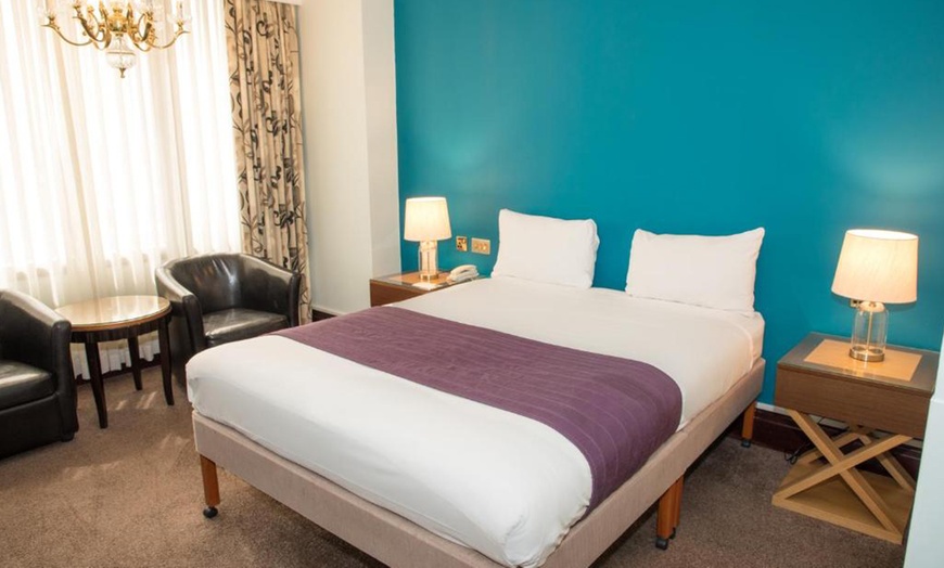 Image 4: 4* London: Standard Double Room Stay with Breakfast