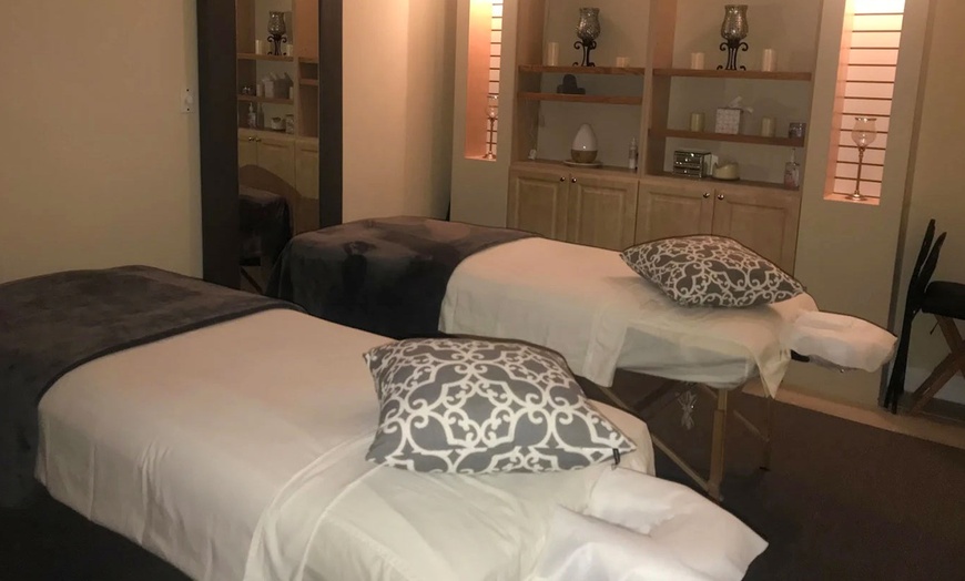 Image 2: 60-Min Swedish Massage with Peppermint Aroma, Mask or Couples Option