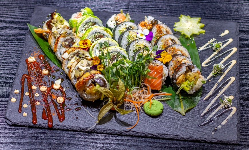 Image 2: Różnorodne zestawy sushi: surowe, pieczone, wegetariańskie, imprezowe