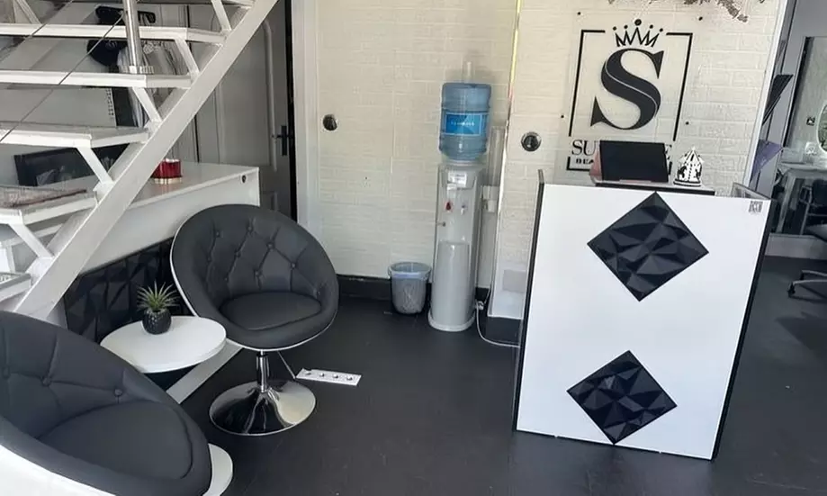 Hollywood peeling con mascarilla de carbón activo y láser