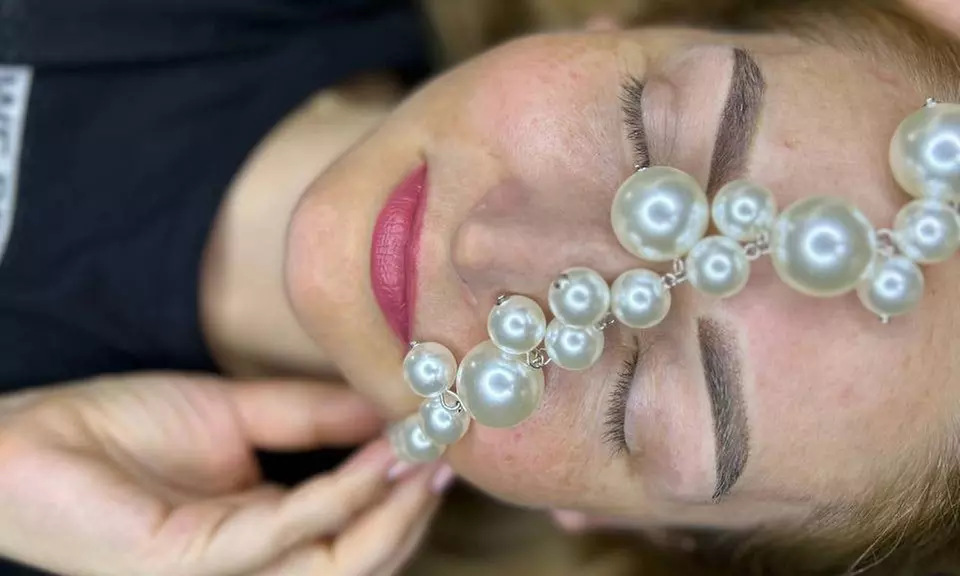 Makijaż permanentny: usta, brwi lub kreski na powiekach do wyboru