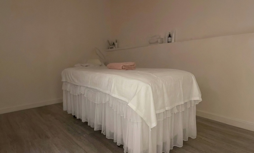 Image 4: 60 or 90 Min Swedish Massage with Aromatherapy, Hot Stones & Eye Mask