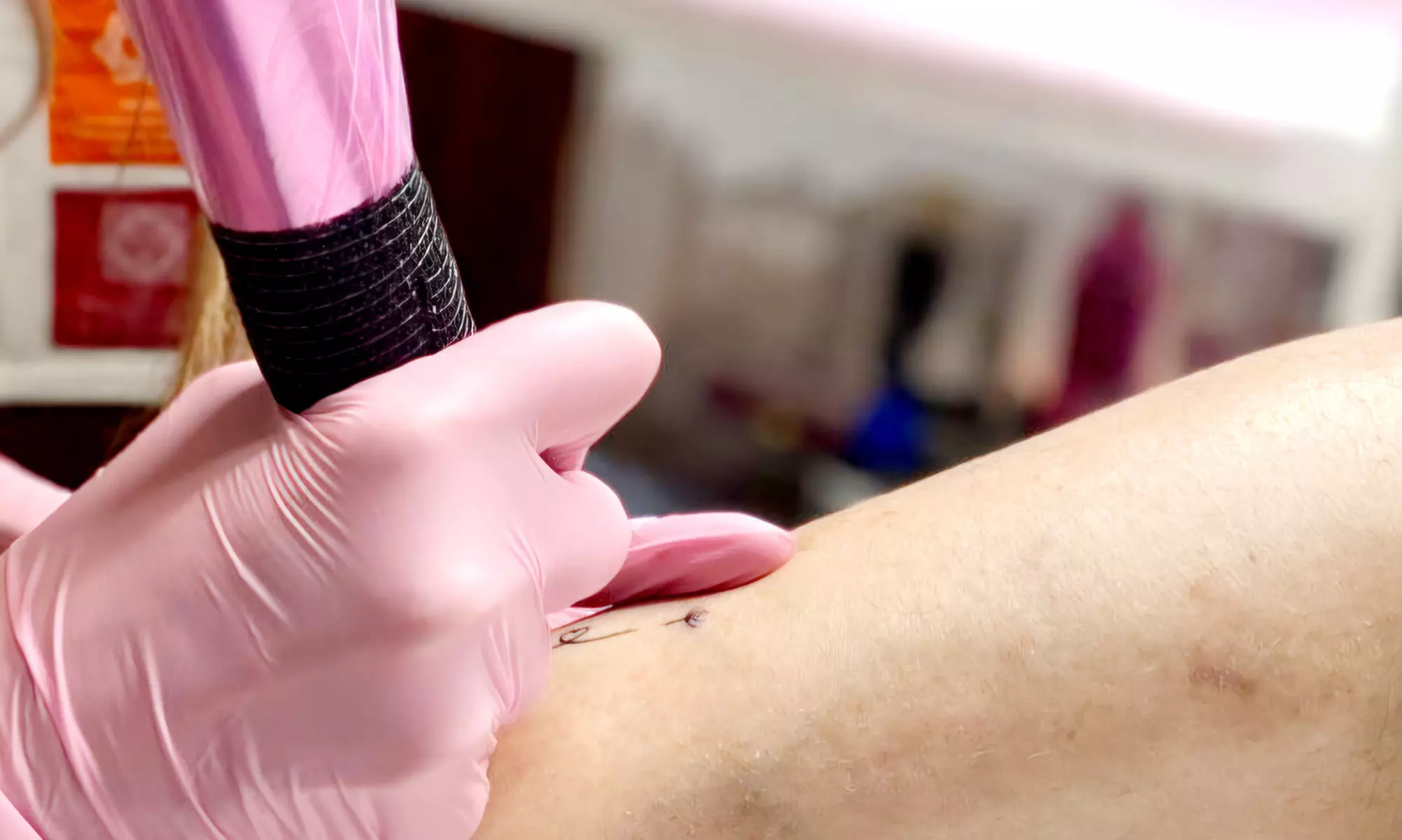 1 o 2 mini tattoos de línea fina y tinta negra de hasta 5 cm