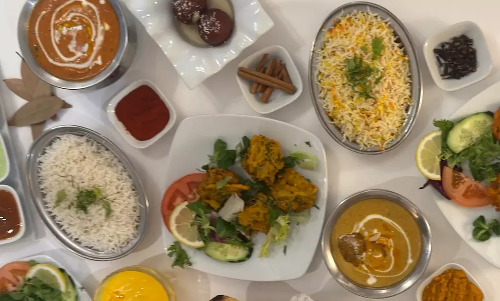 Menú para 2 o 4 personas con aperitivo, entrante, postre y bebida