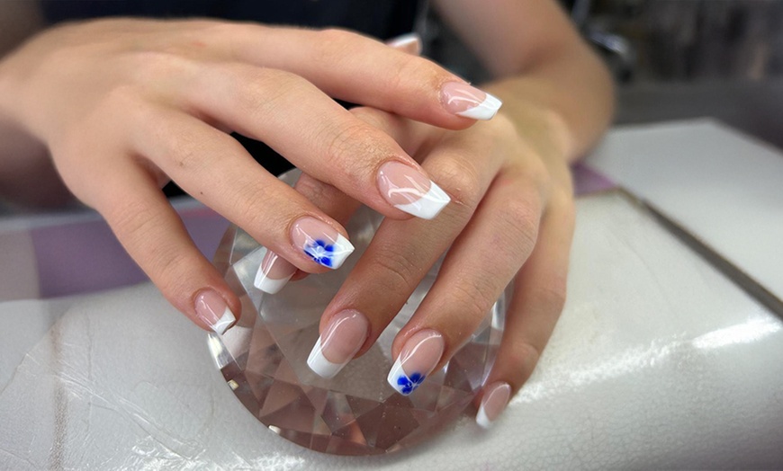 Image 16: Manicura y/o pedicura o primera puesta de gel/acrílico 