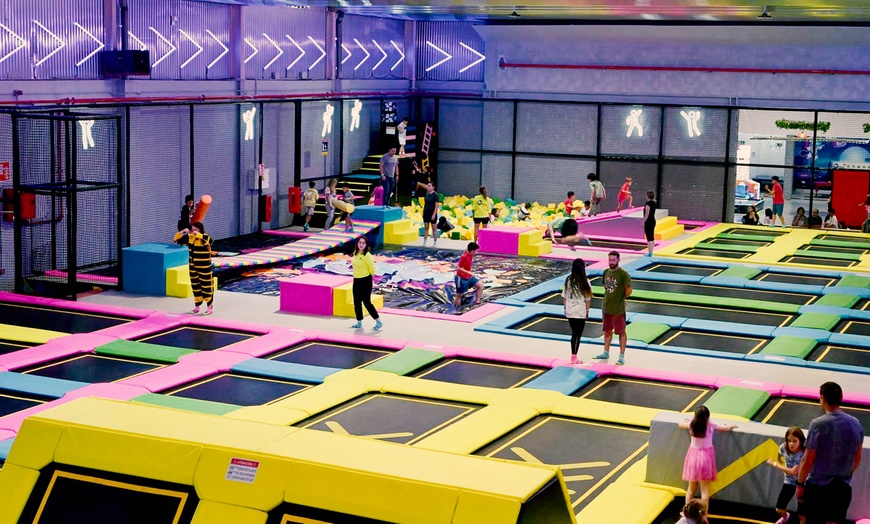 Image 10: ¡Salta hasta tocar el cielo! 1 o 2 horas de saltos en camas elásticas