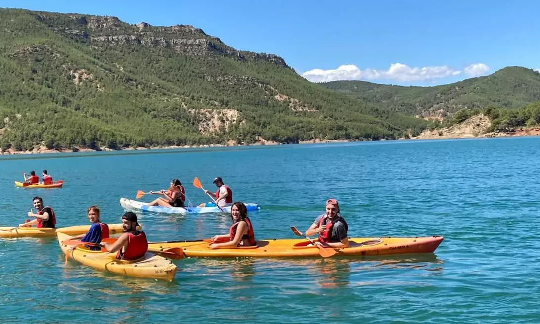 Alquiler de Kayak con equipo para hacer la actividad