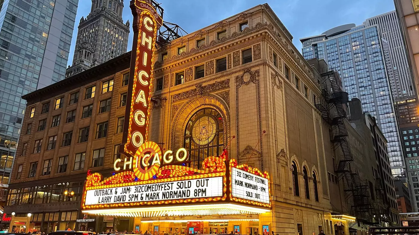 Chicago Ghosts & Gangsters: Iconic Food, Guided Walk, Minibus Tours