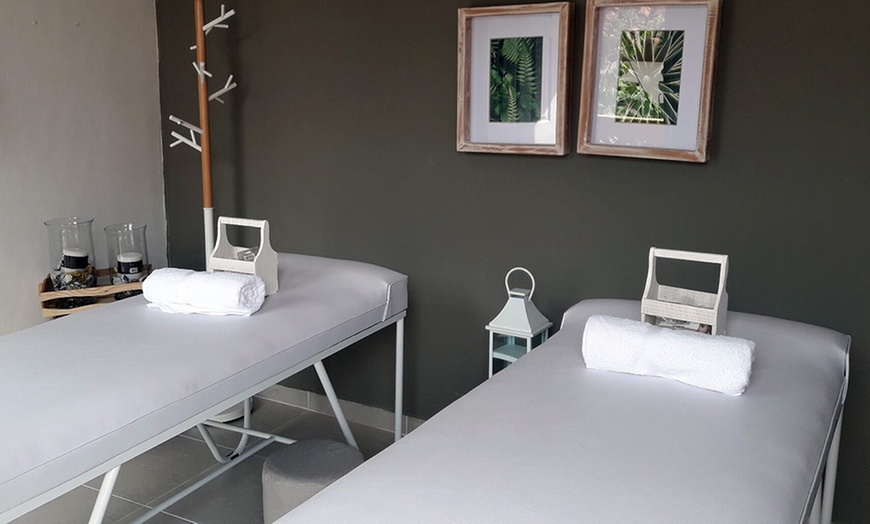 Image 4: Masajes de 60 y 90 minutos para una persona o en pareja