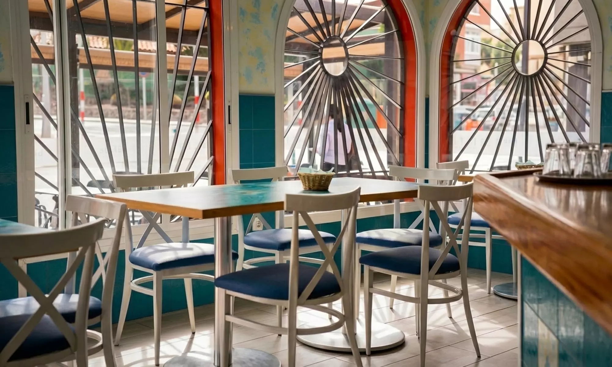 Menú con aperitivo, entrante, principal, postre y bebida para 2 o 4