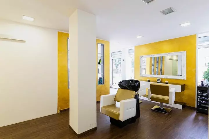 Waschen, Schneiden, Föhnen – optional Farbe oder Strähnen