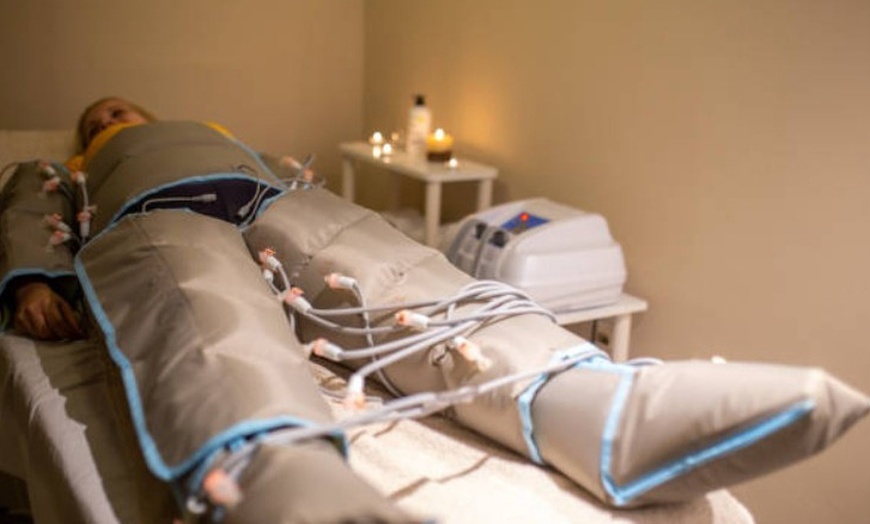 Image 7: Presoterapia con 5, 10 o 15 sesiones de 30 minutos 