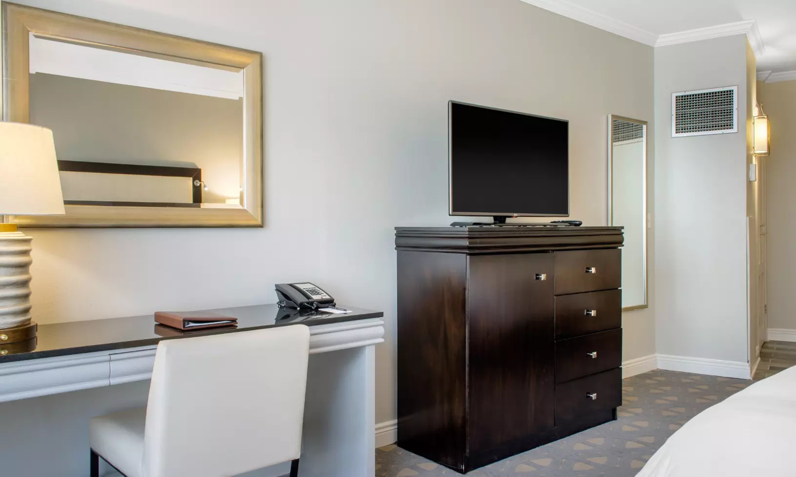 The Riverfront Hotel New Orleans: Family-Friendly Hotel - Book Now!