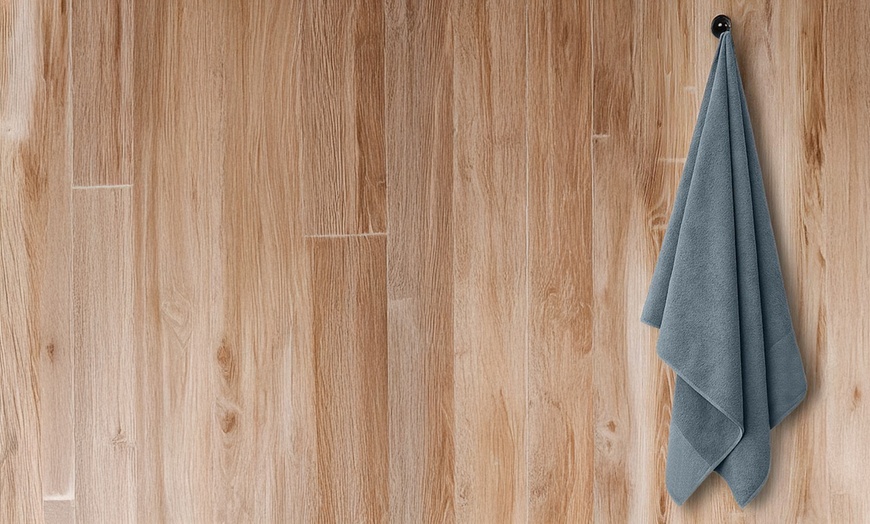 Image 2: Pack of Four Egyptian Cotton 550gsm Bath Towels
