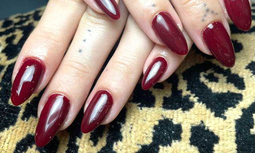 Image 7: Manicura, pedicura o manipedicura clásica o luxury con diseño de 1 uña