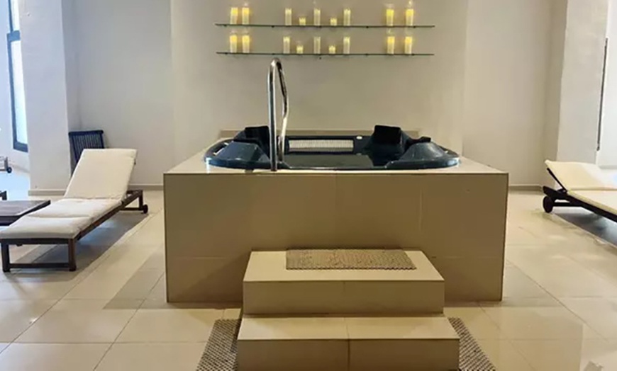 Image 16: Spa nocturno en pareja: acceso exclusivo y opción a vino o hidromasaje