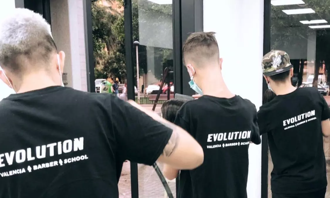 2 o 4 sesiones de peluquería para caballero con corte, lavado y peinado en Academia Evolution Barber School - Second Medium