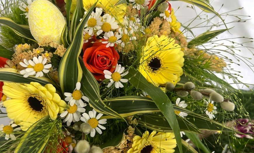 Image 2: Un bouquet du fleuriste de Pâques avec Kokomo