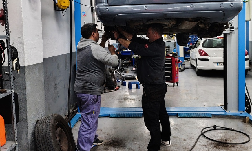 Image 3: Cambio de aceite y de filtro de aceite y aire con revisión pre-ITV 