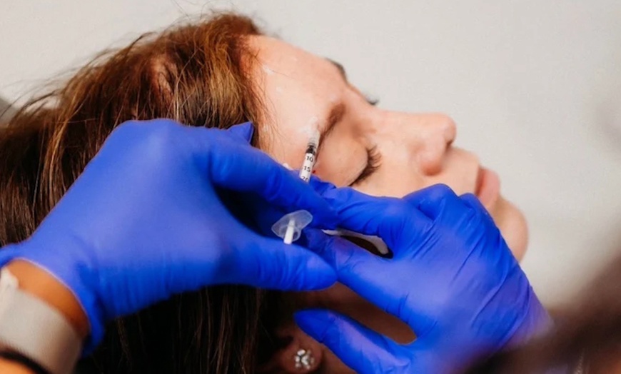 Image 3: 20, 40 or 60 Units of wrinkle-reducing cosmetic injectables