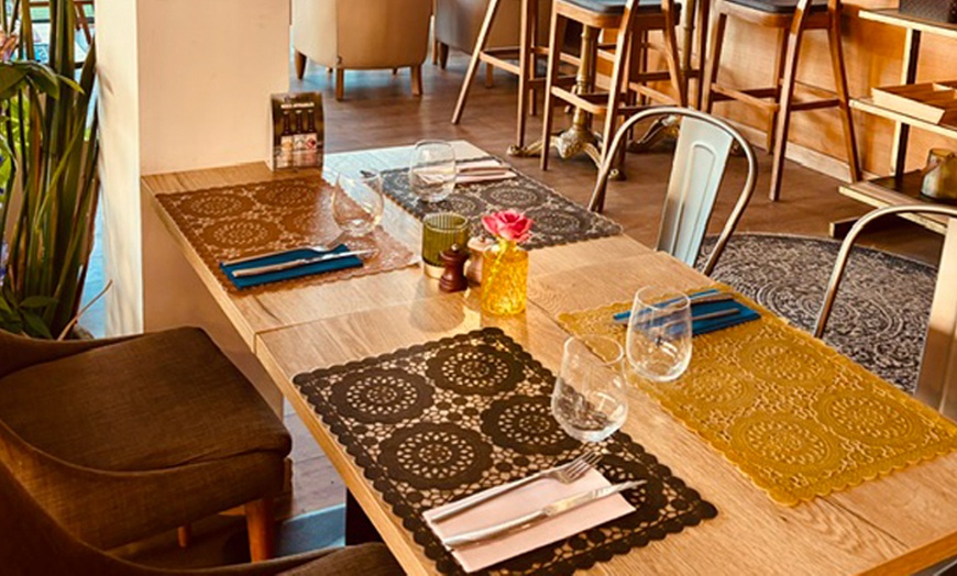 Image 3: Plat et dessert au choix pour 2 ou 4 personnes