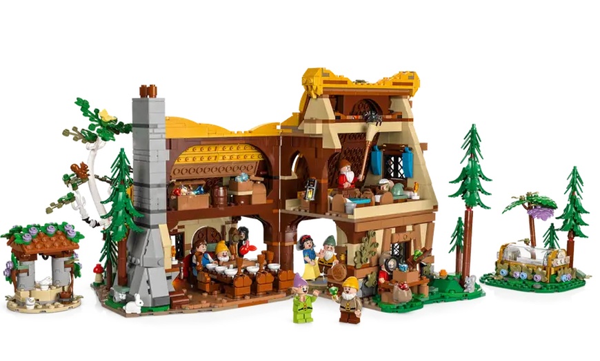 Image 4: LEGO Disney Snow White Set, Includes Iconic Characters
