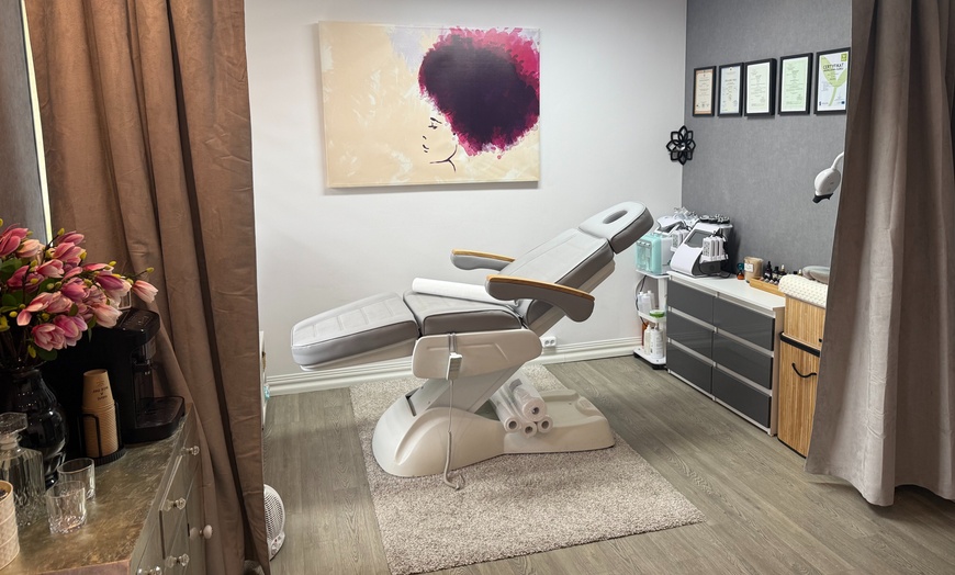 Image 2: Metamorfoza brzucha, nóg i pośladków z zabiegami Endosfera, EMS i EMT