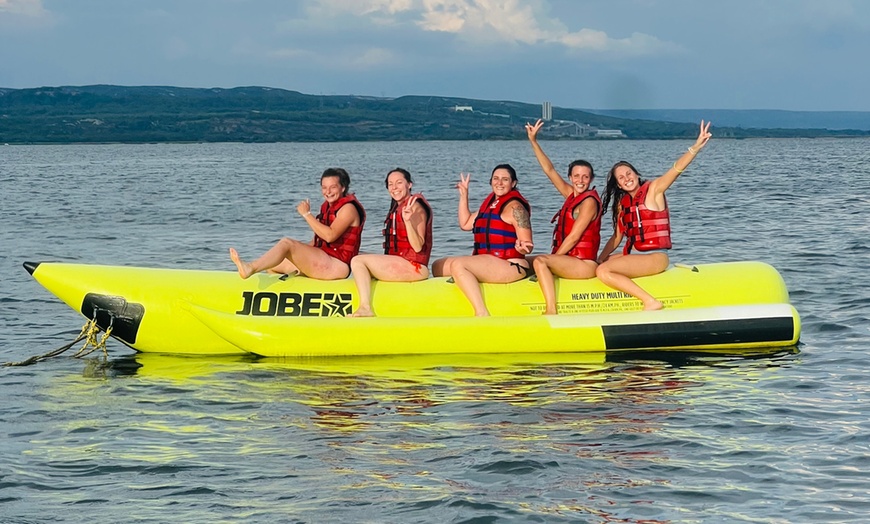 Image 2: Fun garanti sur l’eau : session de bouée tractée en duo ou groupe