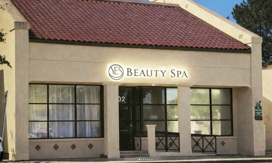 Image 4: Relax and Rejuvenate with a Soothing Massage and Head Spa Experience 