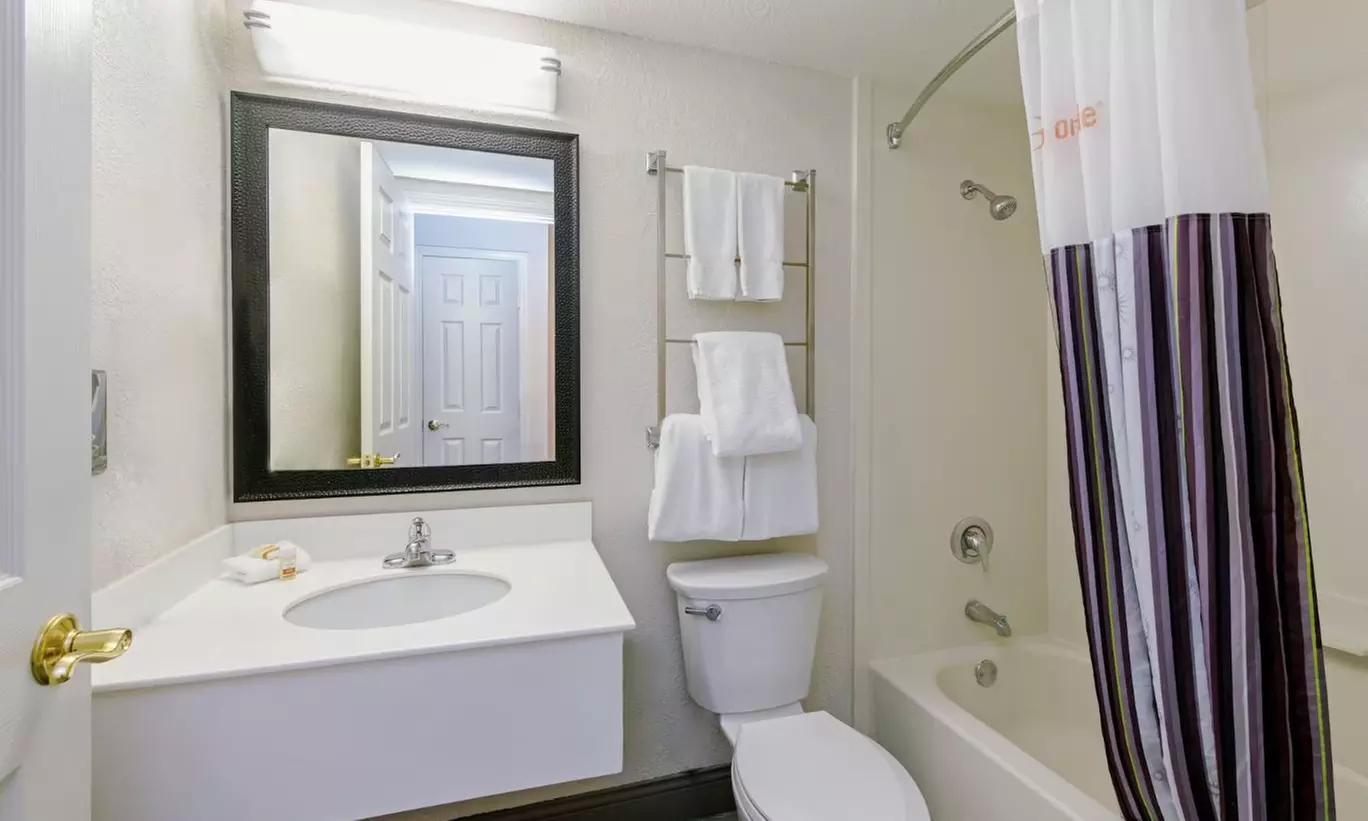 Modern hotel in Kenner, LA: Southern Hospitality and Convenience