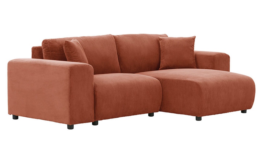 Image 32: Canapé d'angle réversible 3 places "Jambi" de Kocoon en velours côtelé