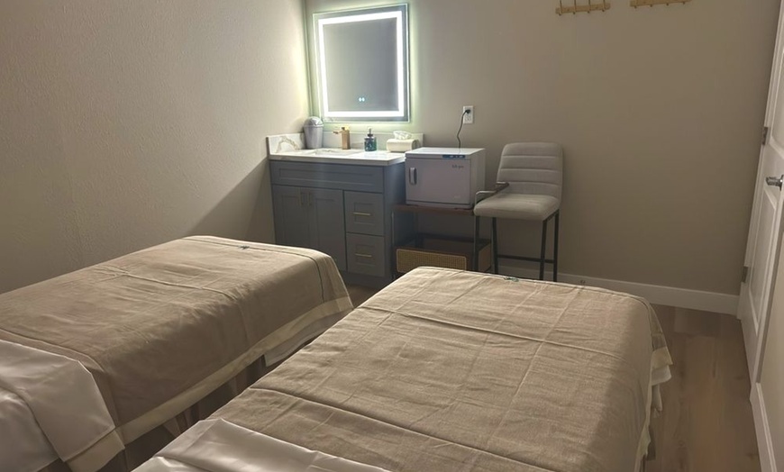 Image 4: Luxury Massages for 1 or 2 with Aromatherapy, Hot Towels + 3 Add-On's 