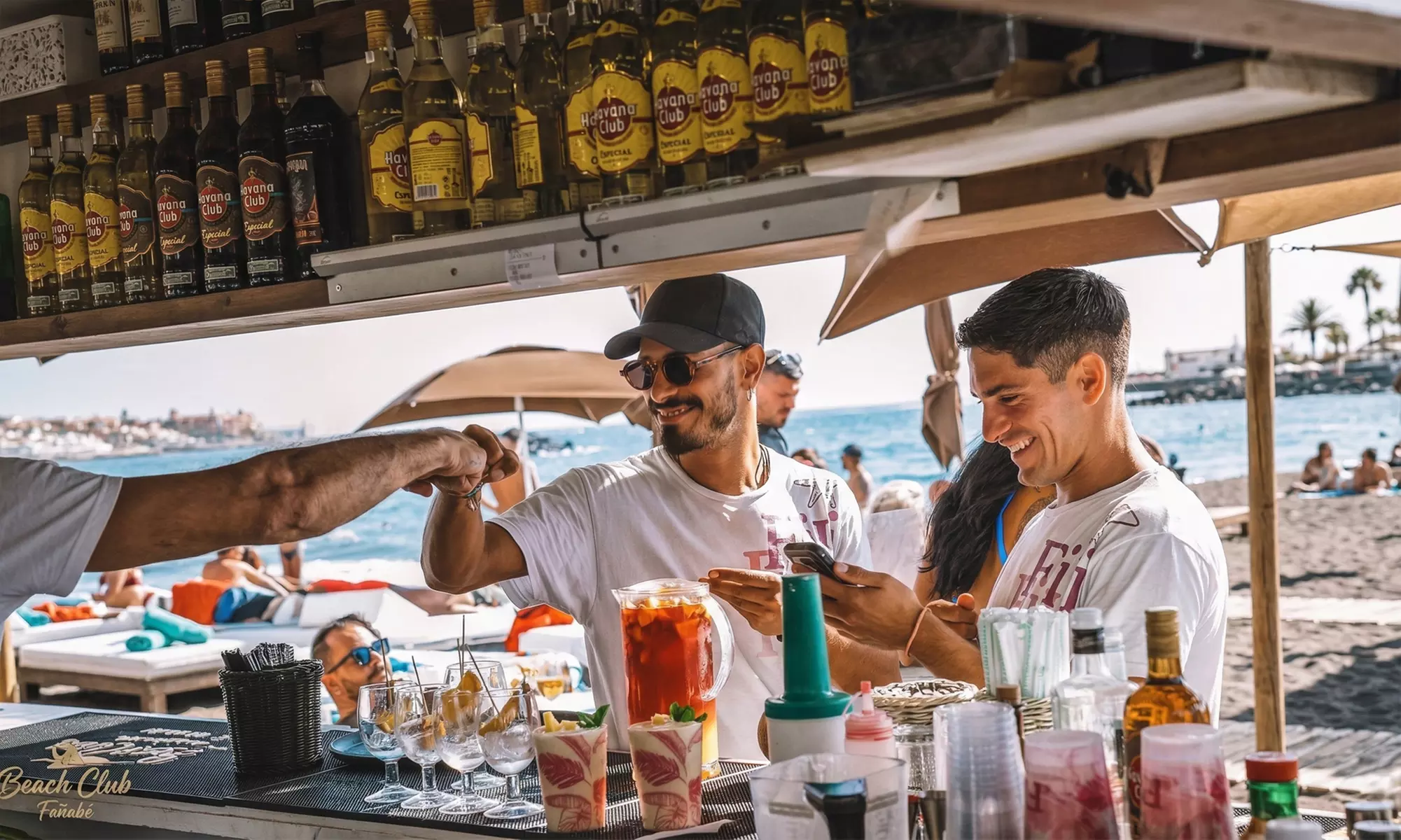 Disfruta de day pass con cama balinesa para 2 con almuerzo y bebidas