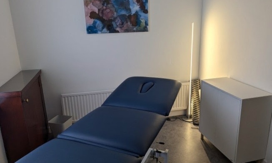 Image 3: Relax and Recharge with a 60-Minute Full Body Massage Experience