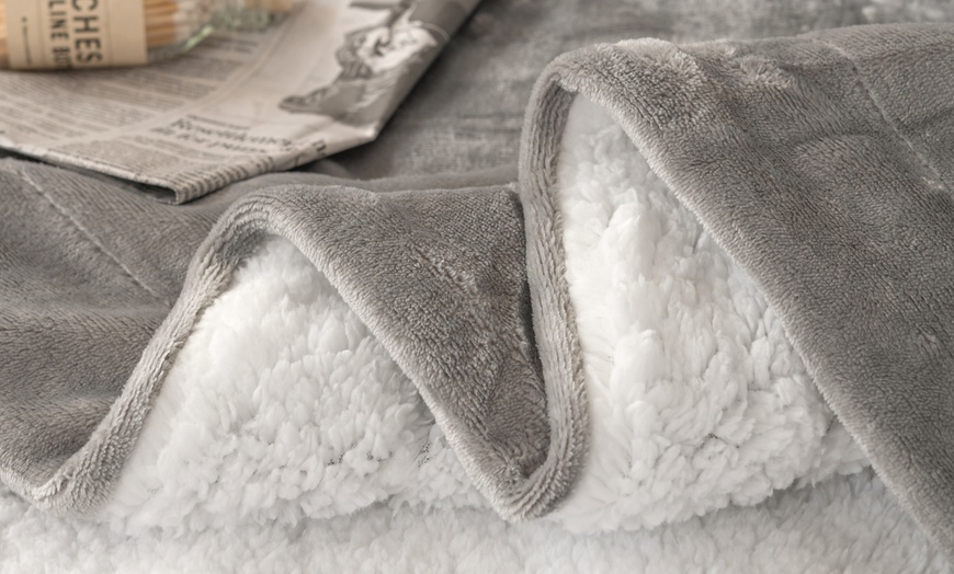 Image 6: Manta polar de doble cara de felpa y sherpa suave