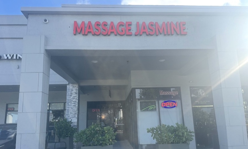 Image 2: 75 Min Swesish or Deep Tissue Massages for 1-2 w/Optional Hot Stones 