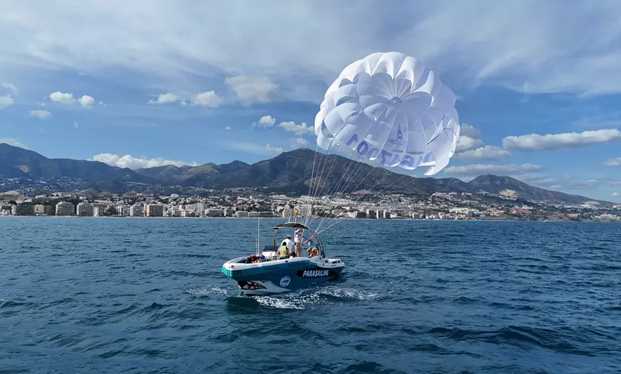 Image 1: Vuelo en parasailing por la costa de Fuengirola para 1 o 2 personas